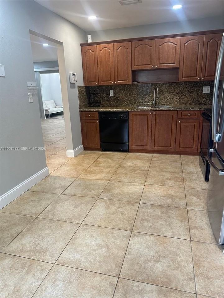 9724 Sw 142nd Pl - Photo 4 of 36