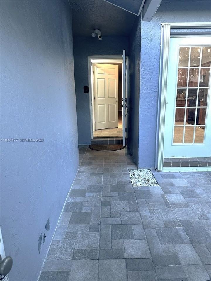 9724 Sw 142nd Pl - Photo 7 of 36