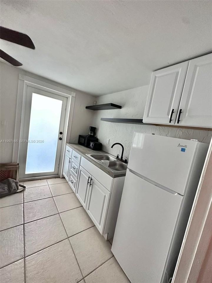 1375 Nw 84th Ter #A - Photo 4 of 11