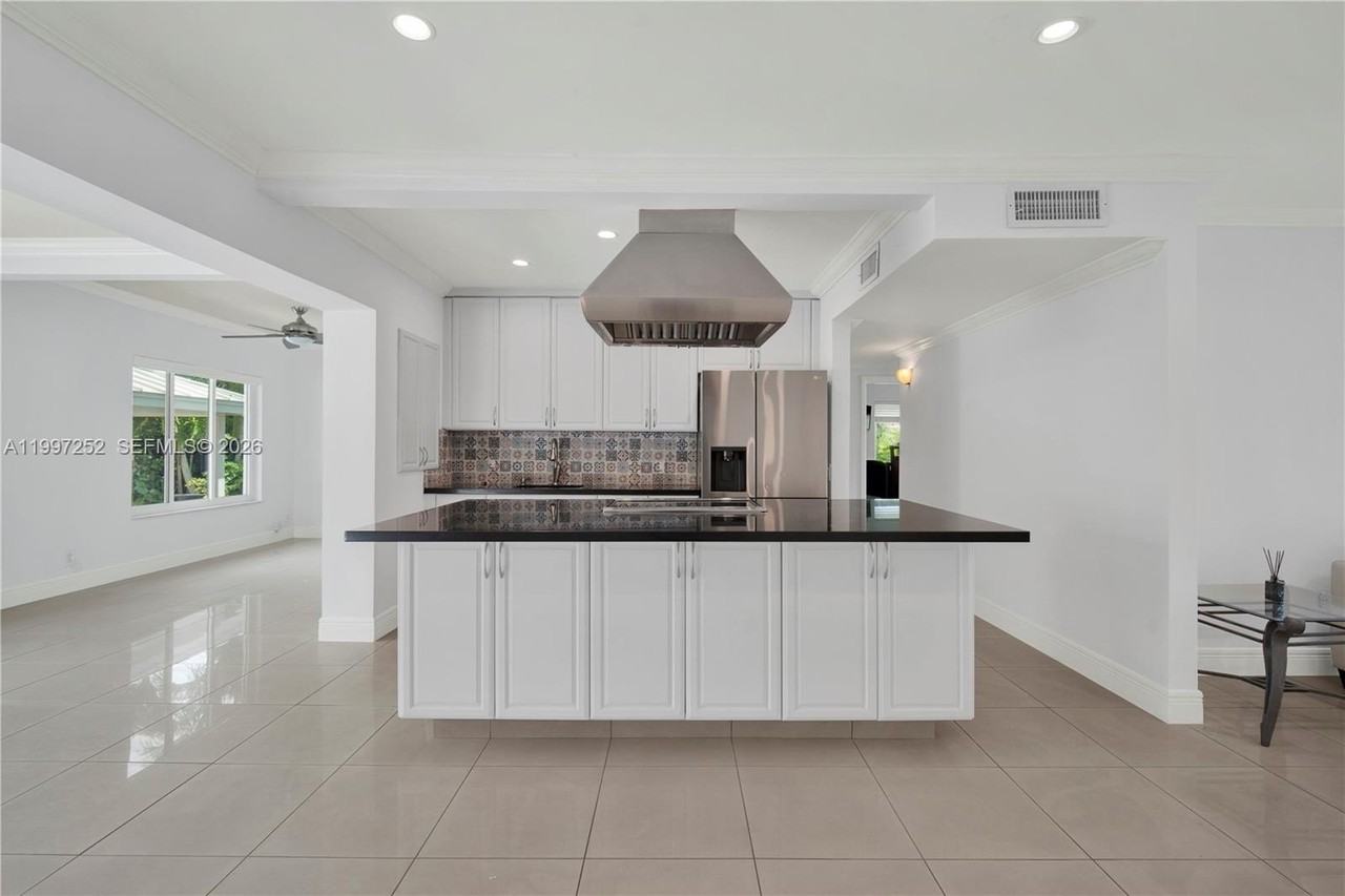 5901 Sw 45th St - Photo 6 of 21