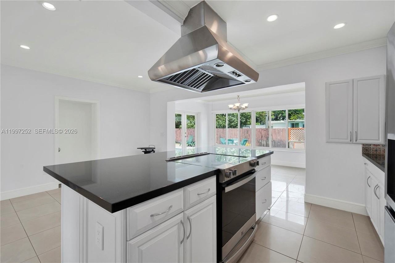 5901 Sw 45th St - Photo 7 of 21