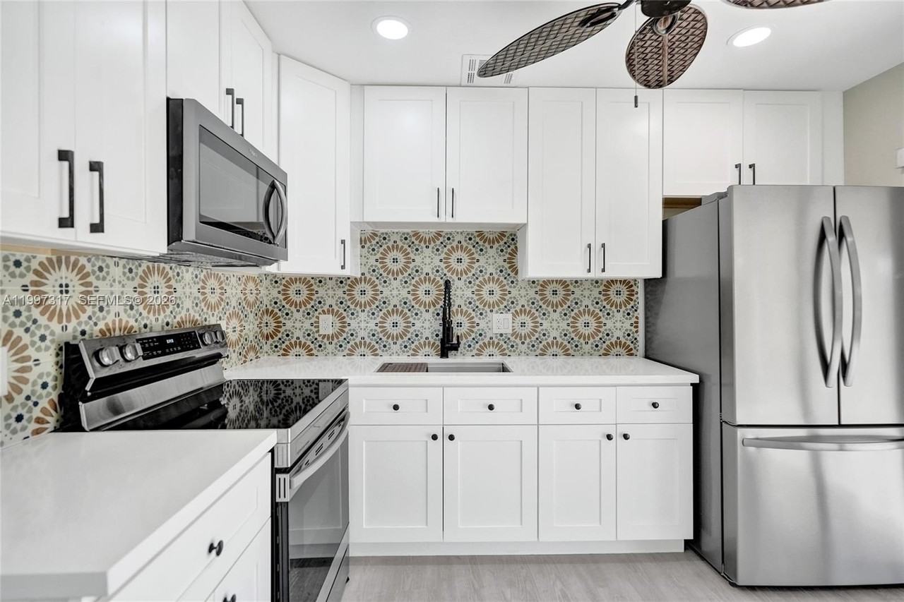 136 Miami Gardens Rd - Photo 3 of 44