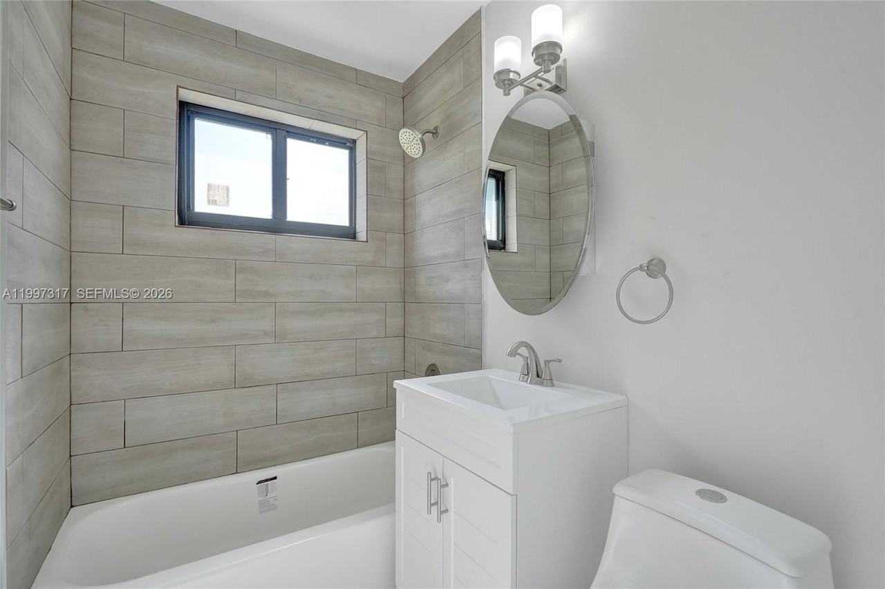 136 Miami Gardens Rd - Photo 4 of 44