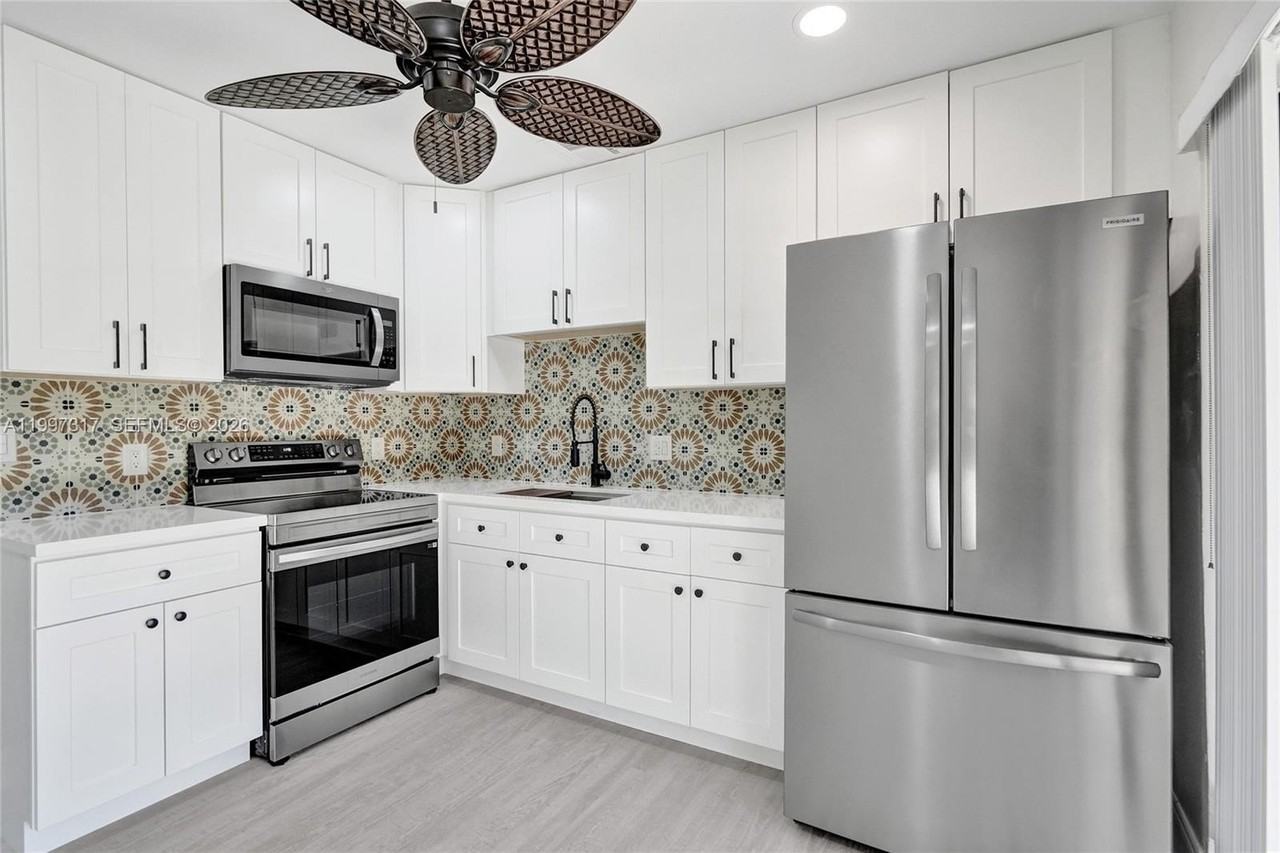 136 Miami Gardens Rd - Photo 7 of 44