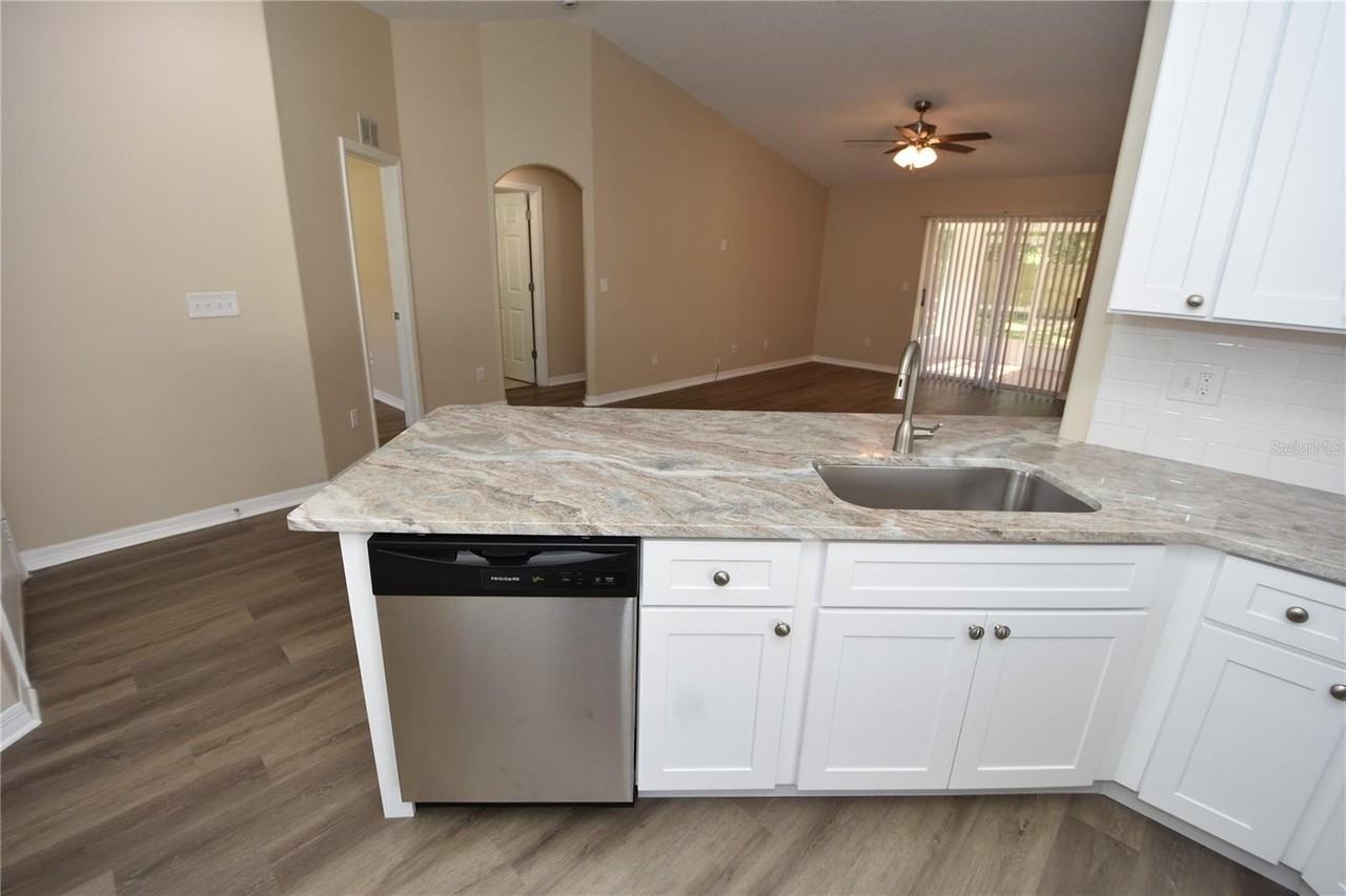 6 Seckel Ct - Photo 7 of 33