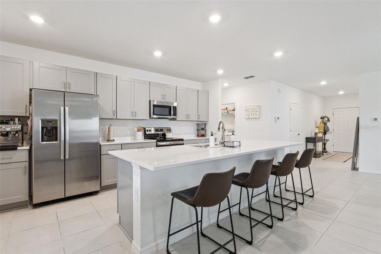 1099 Calico Pointe Cir - Photo 2 of 40