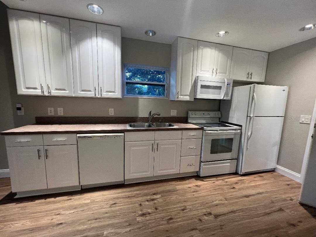 270 E Lake Ave - Photo 3 of 17