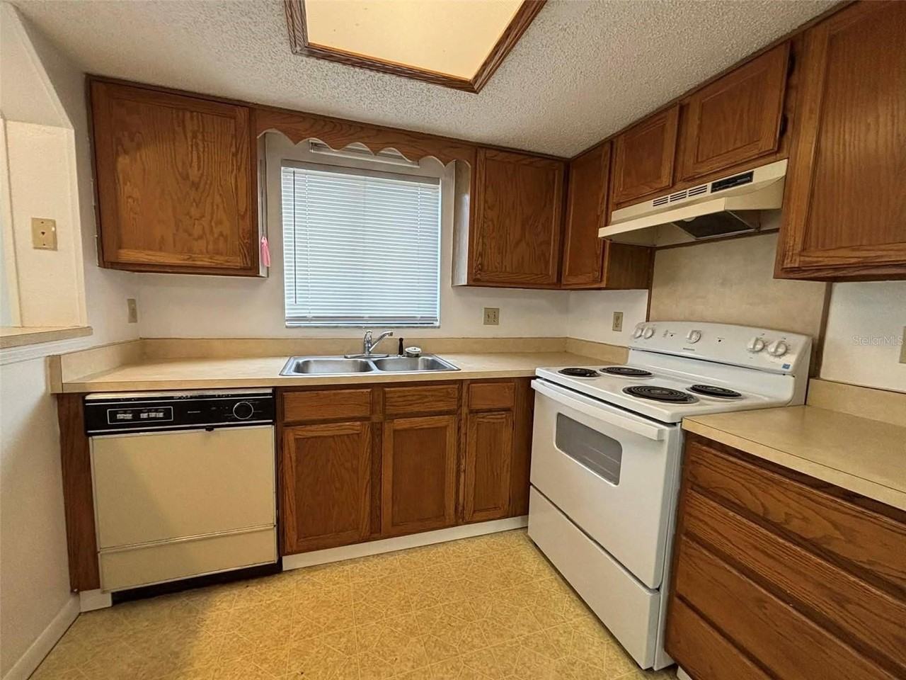 820 S Floral Ave - Photo 6 of 12