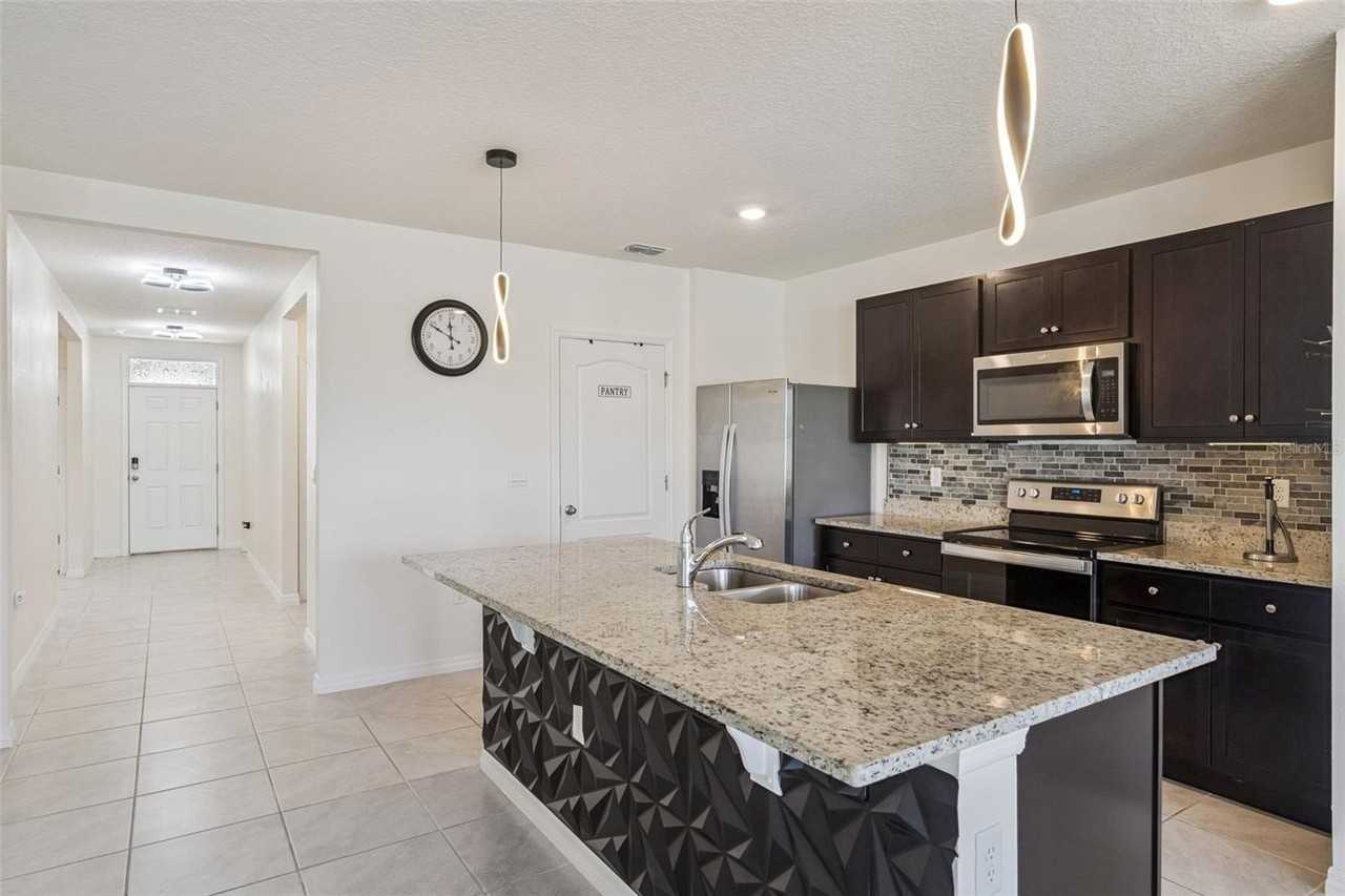 544 Park Place Blvd - Photo 4 of 35