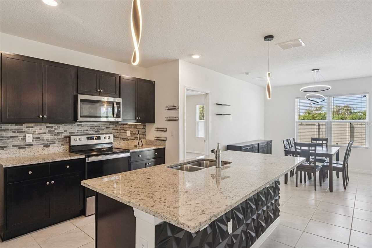 544 Park Place Blvd - Photo 5 of 35