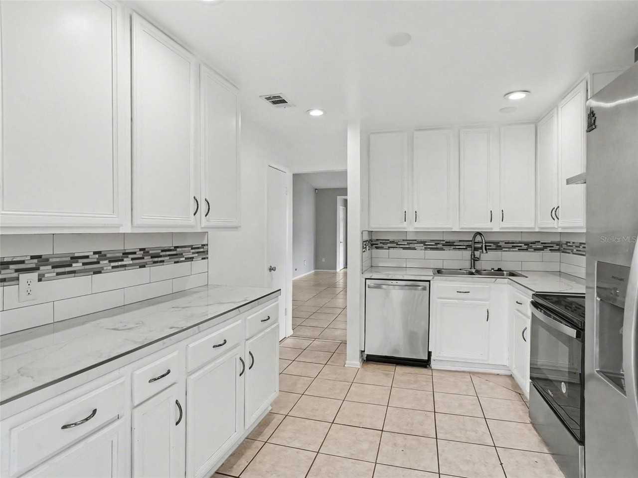 7102 Harbor Heights Cir - Photo 7 of 16