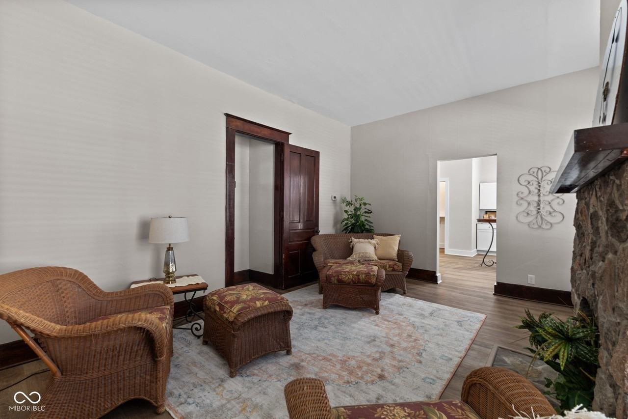 195 W Marion St - Photo 4 of 35