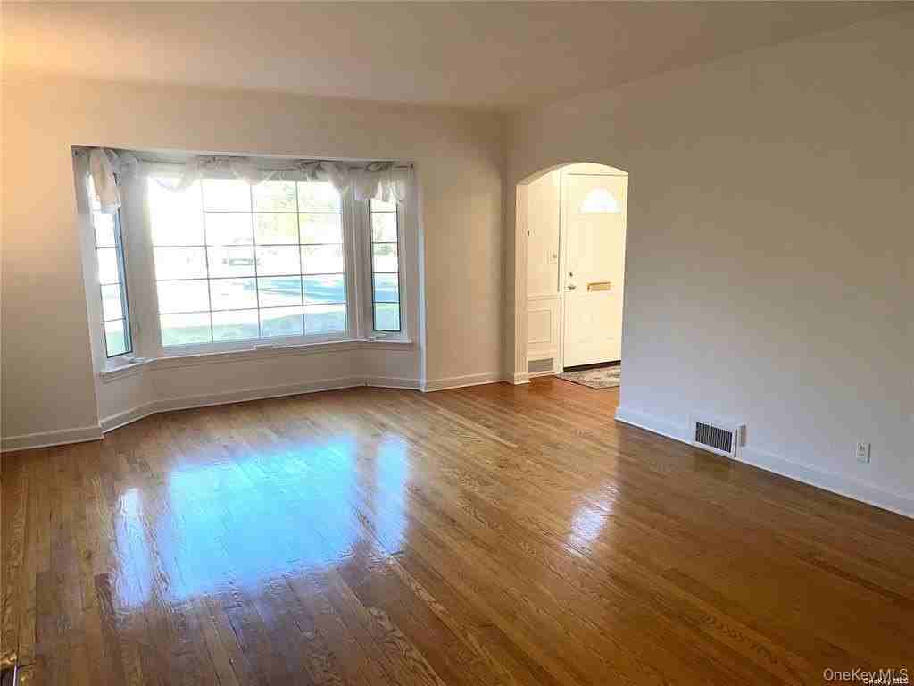 106 Trumbull Rd - Photo 5 of 27