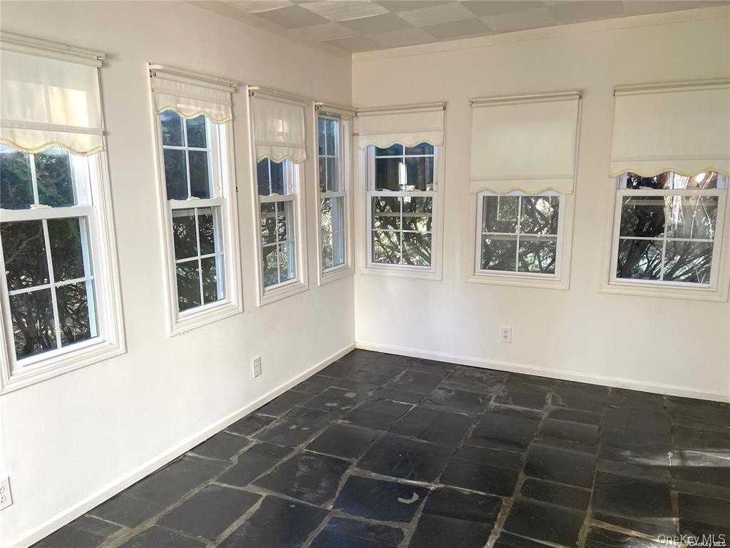 106 Trumbull Rd - Photo 6 of 27