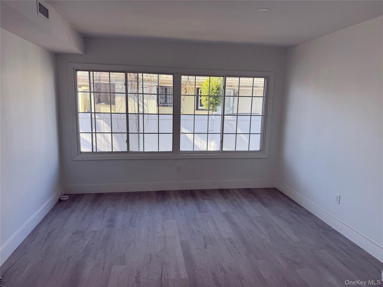 862 Station Pl - Photo 3 of 9