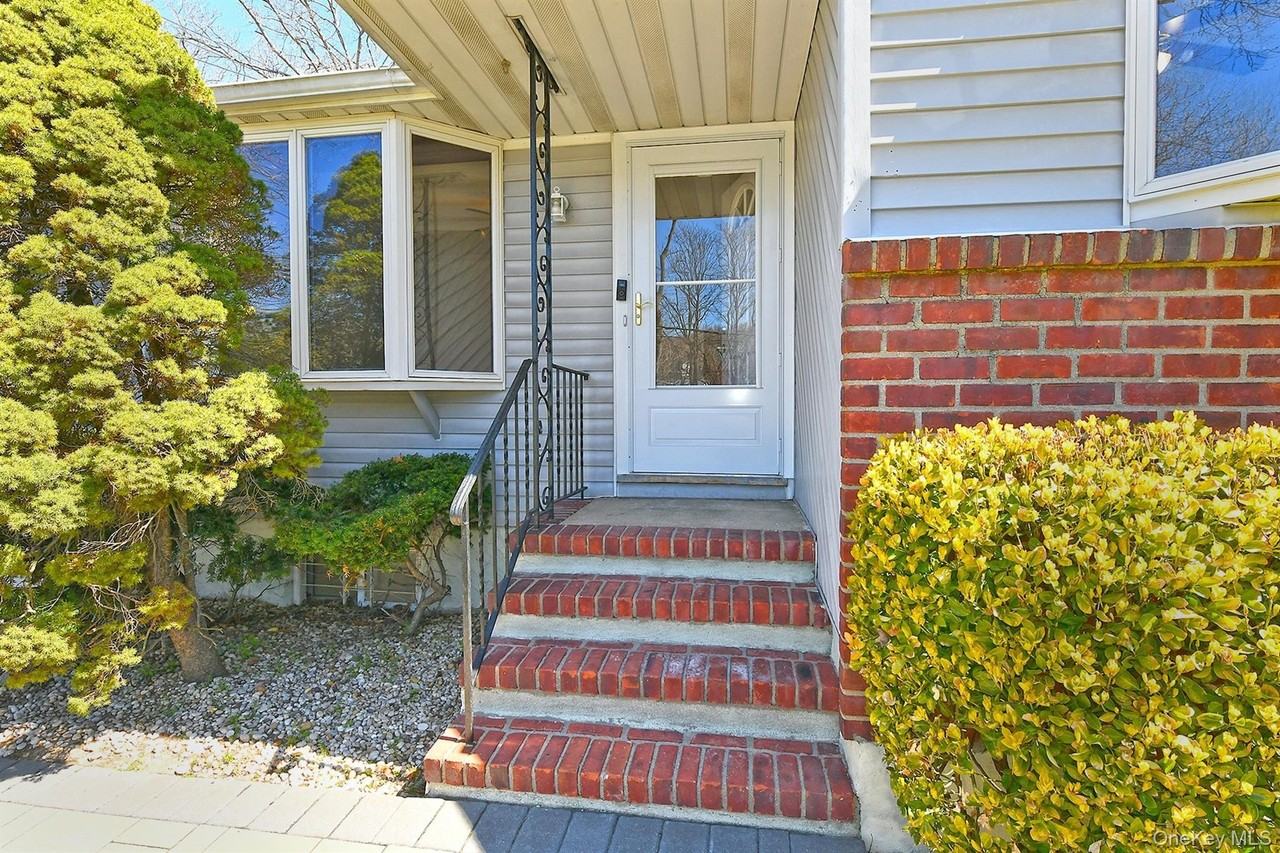 110 Dix Hills Rd - Photo 5 of 36