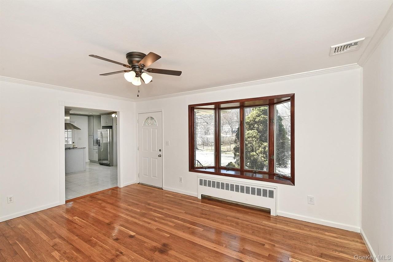 110 Dix Hills Rd - Photo 6 of 36