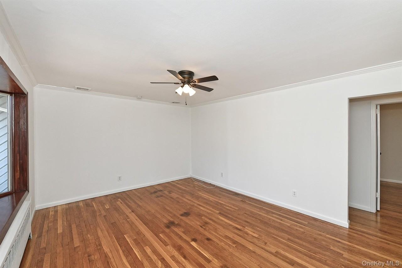 110 Dix Hills Rd - Photo 7 of 36