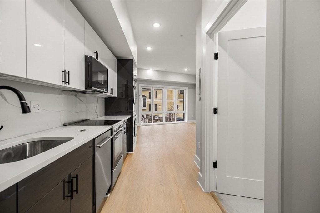 872 Broadway Apt 202 - Photo 4 of 8