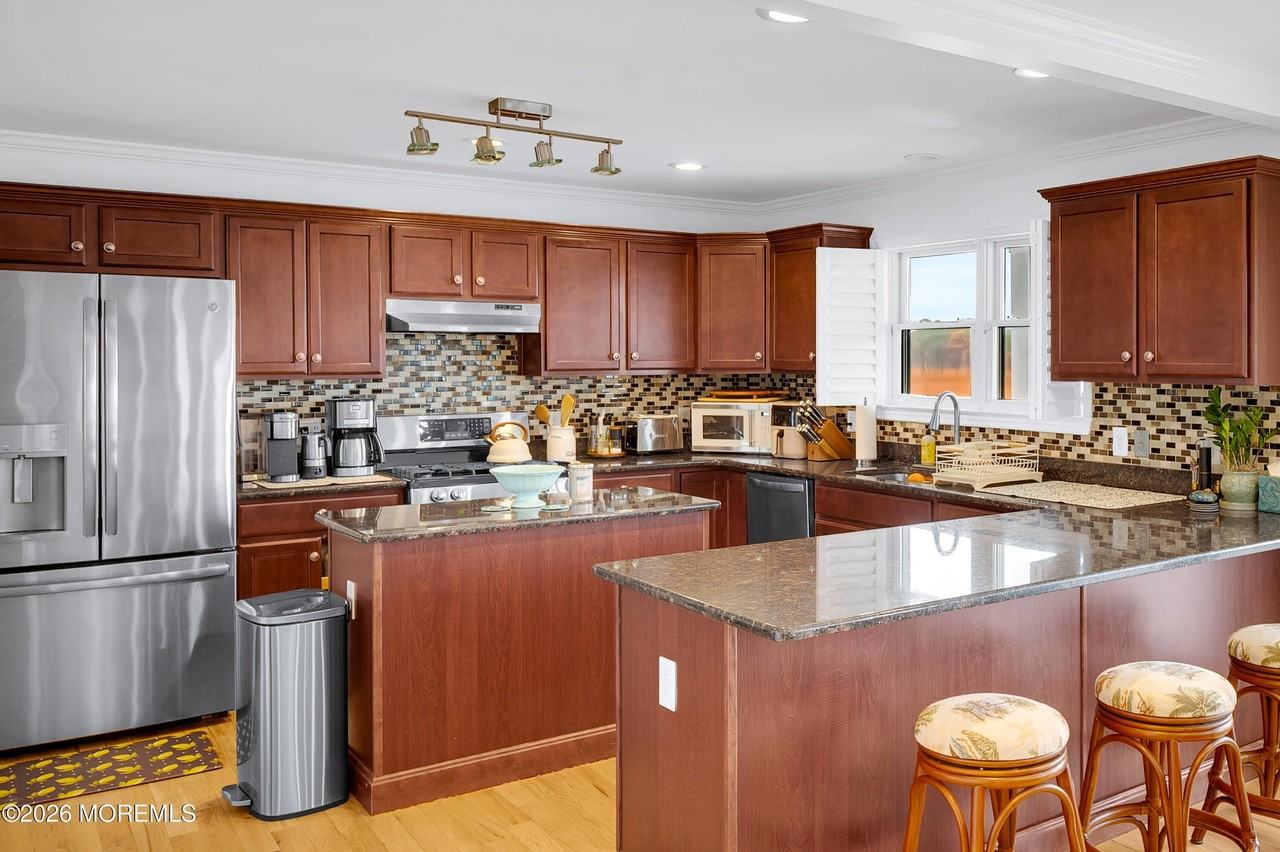 296 Alabama Ave - Photo 6 of 50