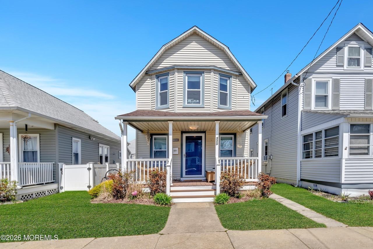 320 Ocean Park Ave - Photo 4 of 31