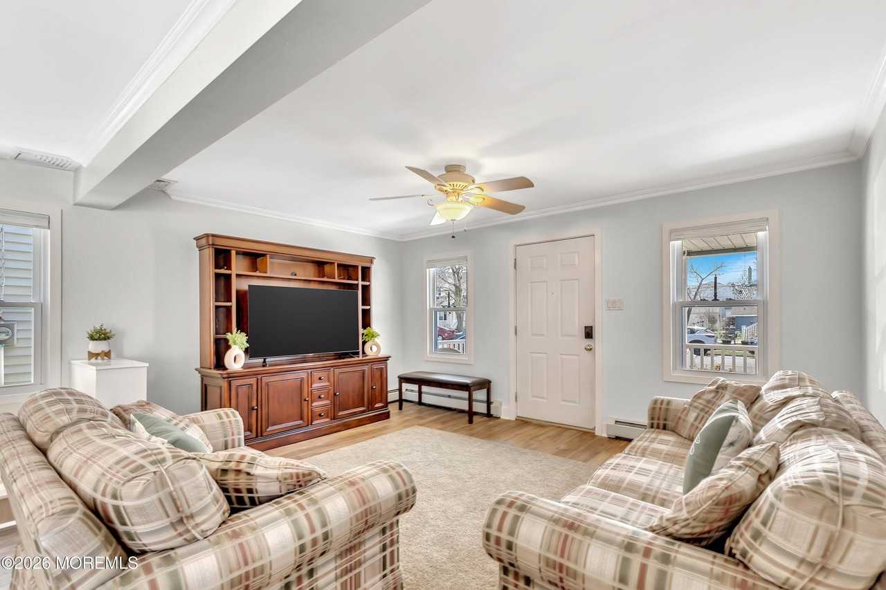 320 Ocean Park Ave - Photo 7 of 31