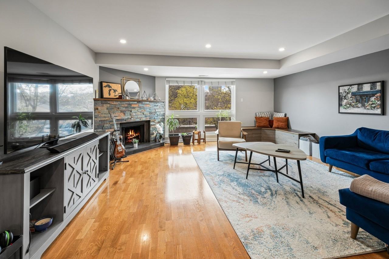 1644 N Mohawk St Apt B - Photo 2 of 19