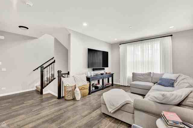 809 Lee St - Photo 3 of 18