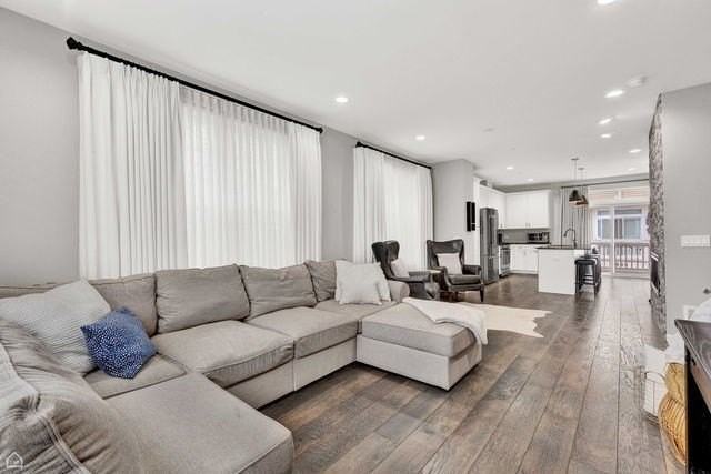 809 Lee St - Photo 4 of 18