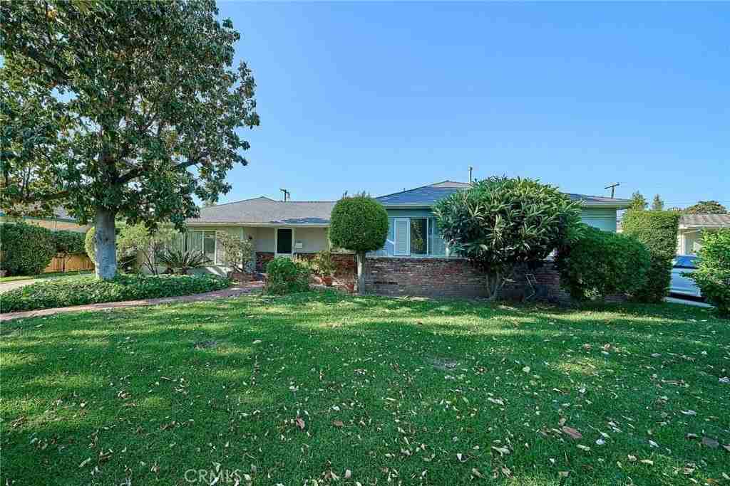 315 E Las Flores Ave