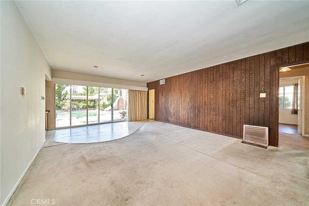 315 E Las Flores Ave - Photo 5 of 28