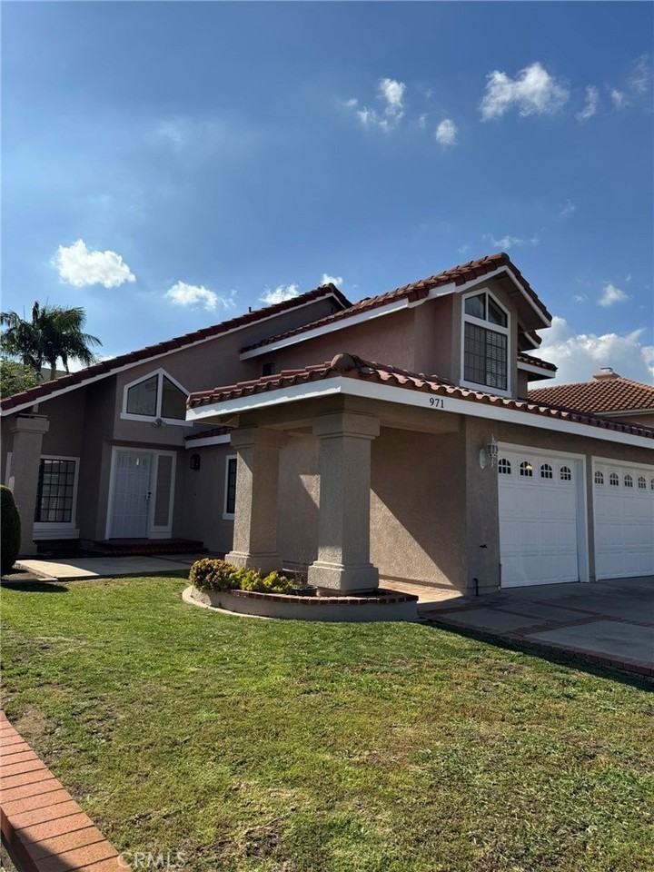 971 Longview Dr - Photo 4 of 34