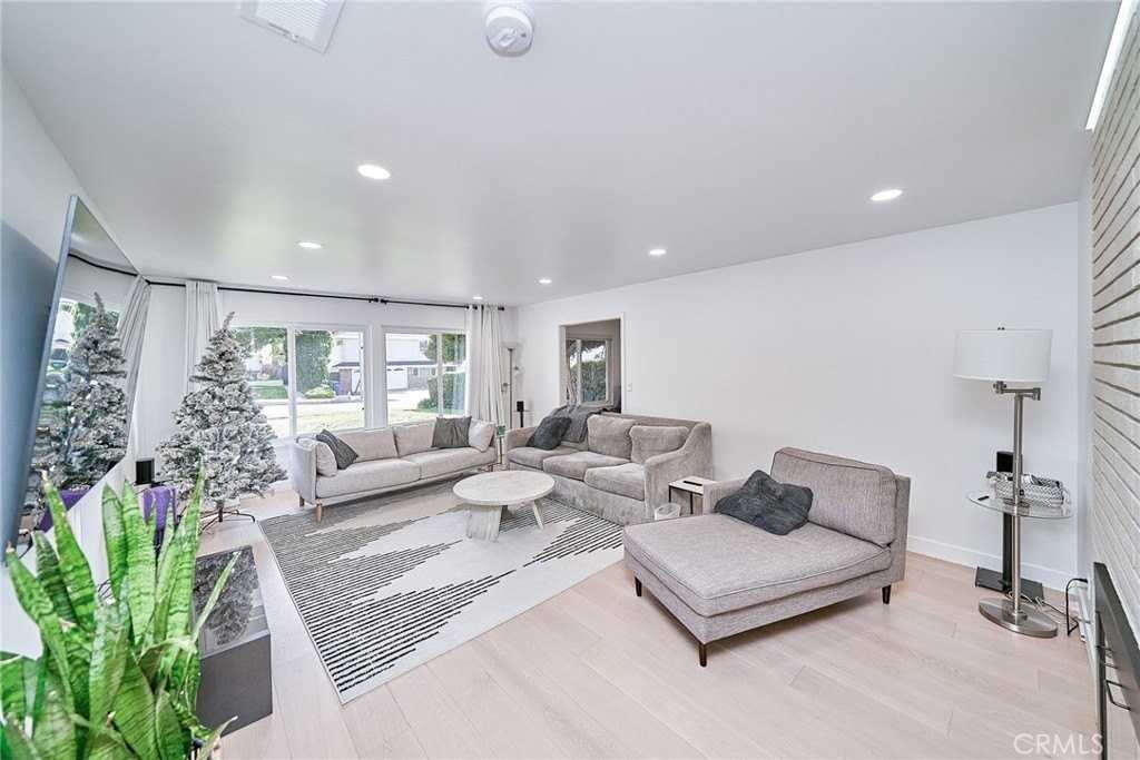 6231 Lochvale Dr - Photo 3 of 19