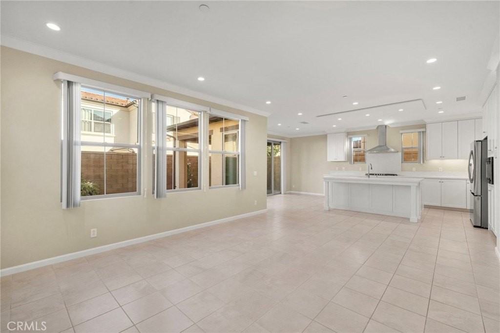 56 Decker - Photo 3 of 20