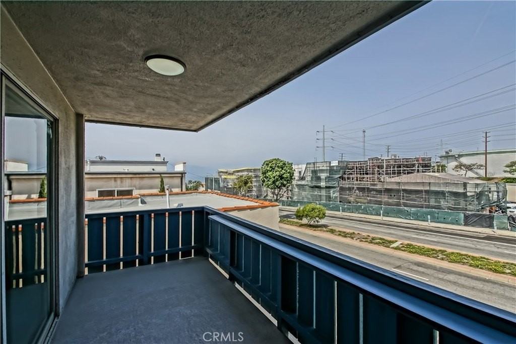 440 Rosecrans Ave #B - Photo 4 of 19