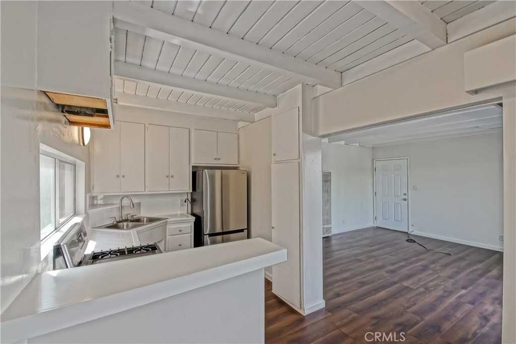 440 Rosecrans Ave #B - Photo 7 of 19