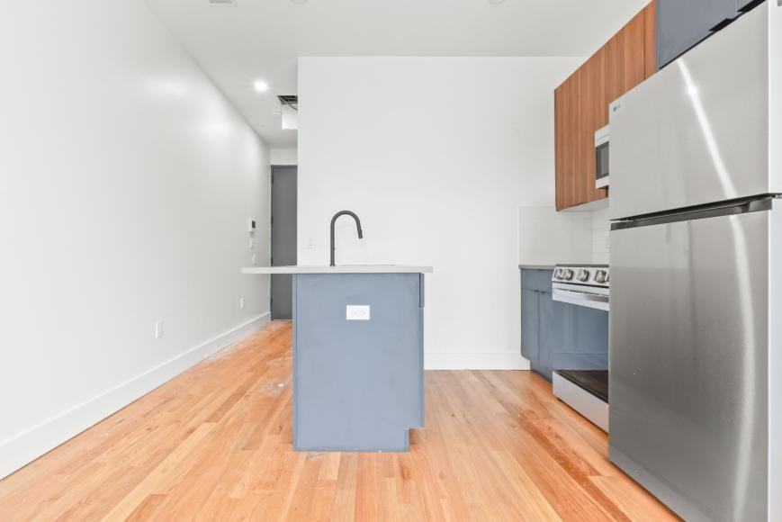 271 E 28th St - Photo 2 of 10