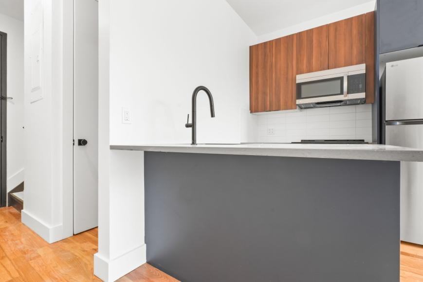271 E 28th St - Photo 4 of 10