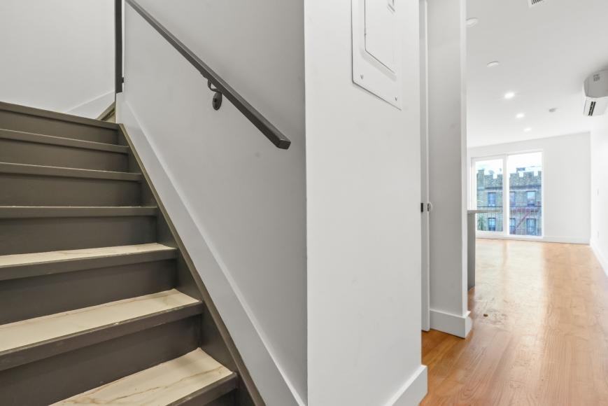 271 E 28th St - Photo 6 of 10