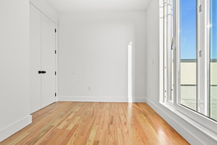 271 E 28th St - Photo 7 of 10
