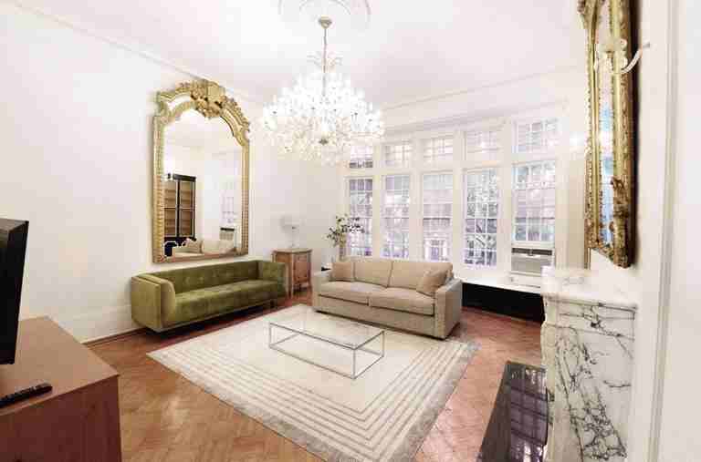 112 E 61st St - Photo 2 of 10