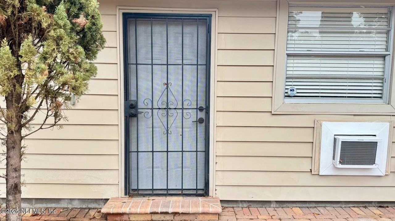 5557 Floral Ave - Photo 2 of 25