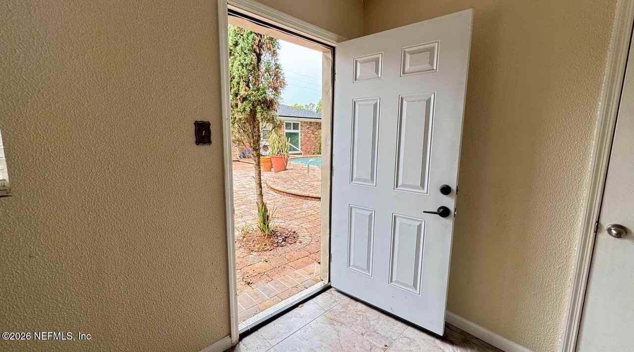 5557 Floral Ave - Photo 4 of 25