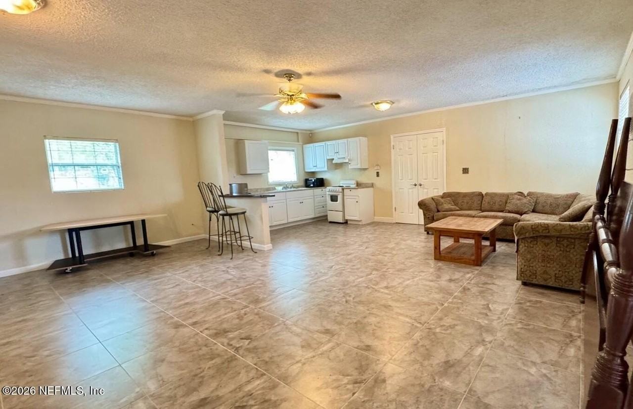 5557 Floral Ave - Photo 5 of 25