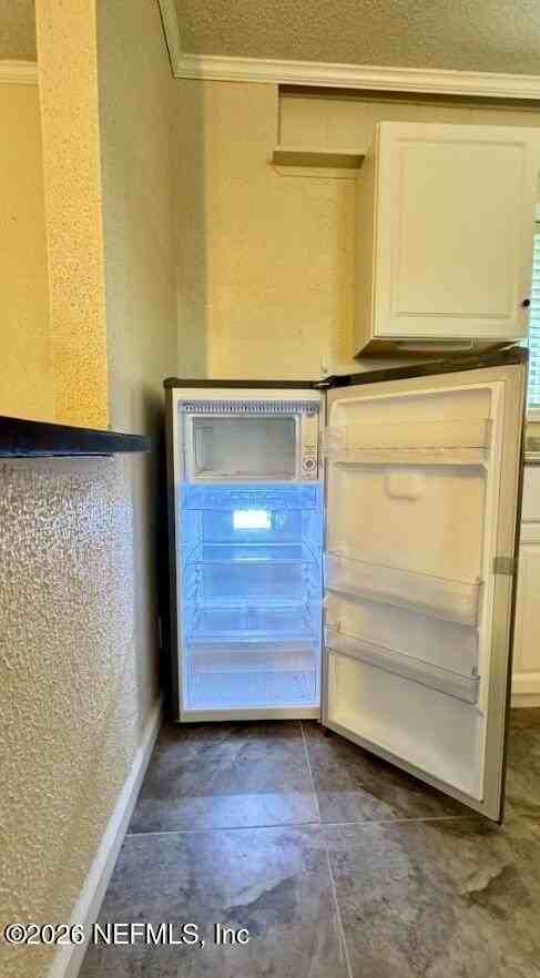 5557 Floral Ave - Photo 6 of 25