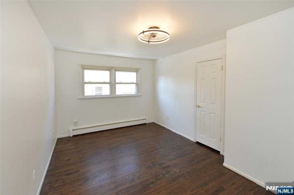 52 Elizabeth St - Photo 7 of 15