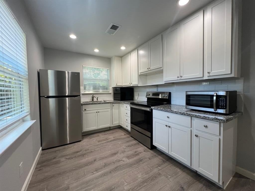 304 Oak St - Photo 3 of 20