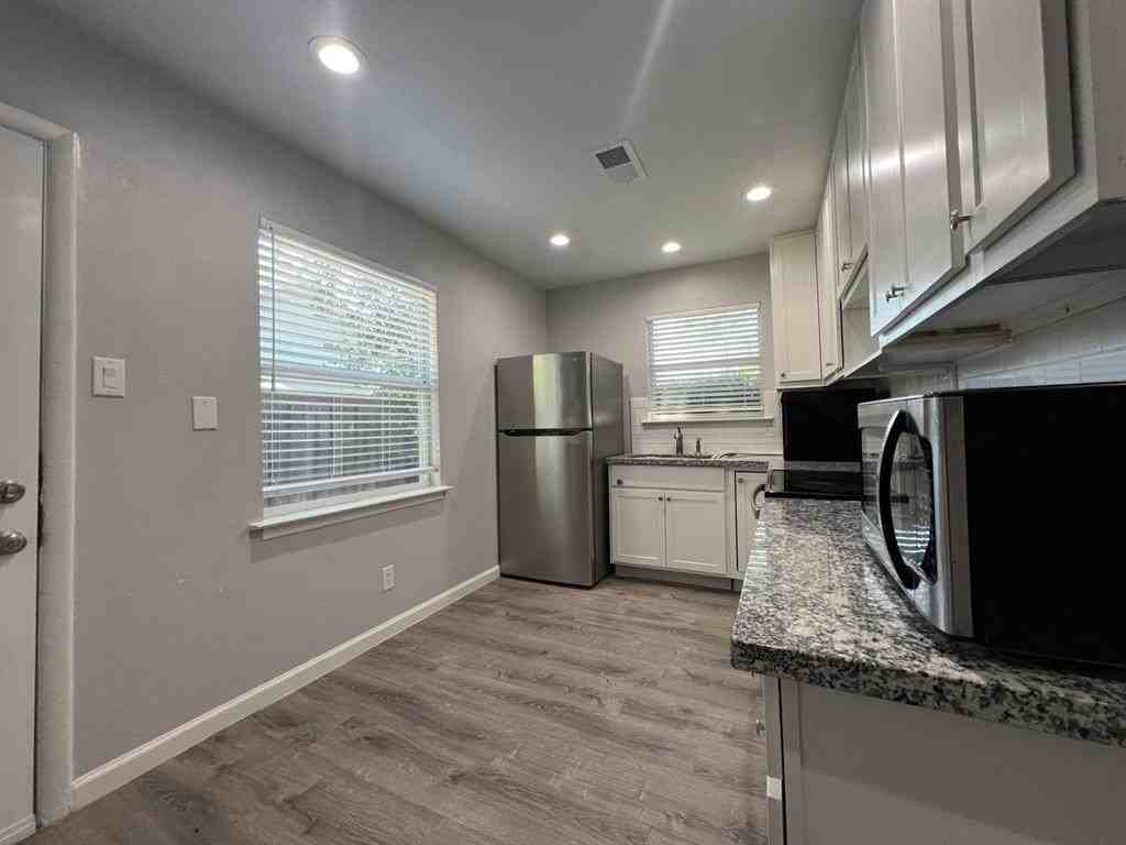 304 Oak St - Photo 4 of 20