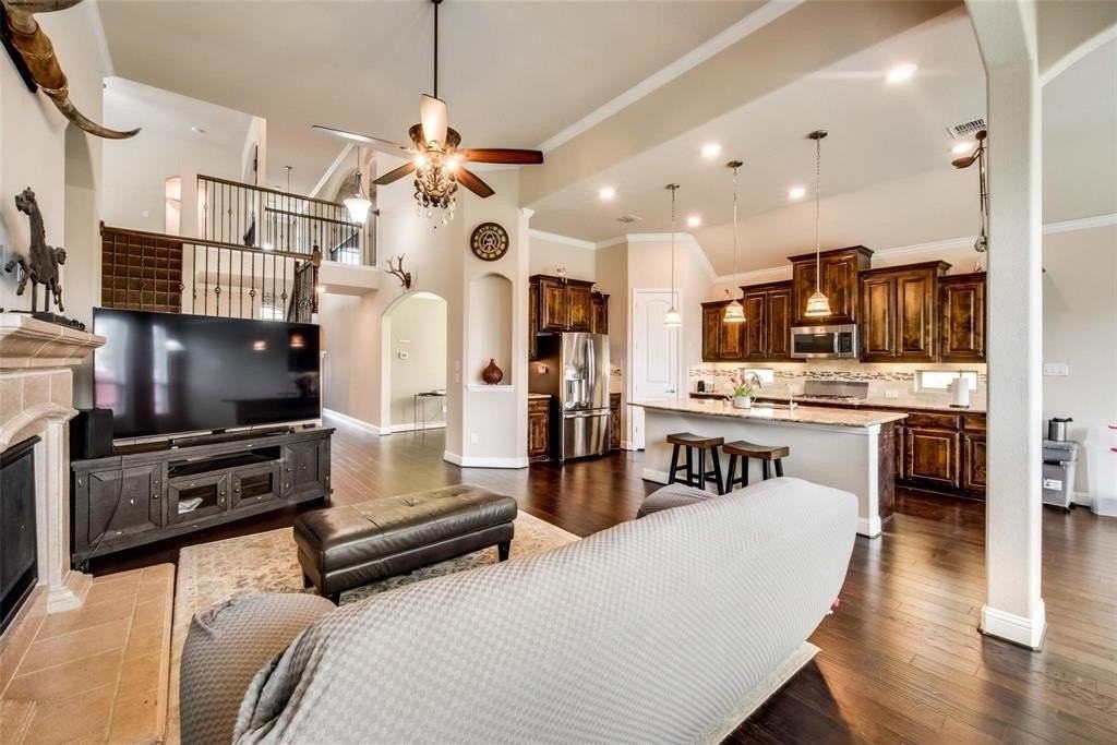 321 Prairie Hill Trl - Photo 3 of 15