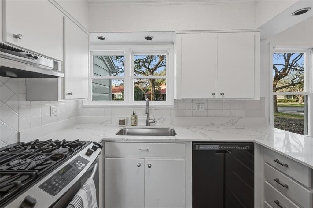 6417 Darwood Ave - Photo 3 of 34